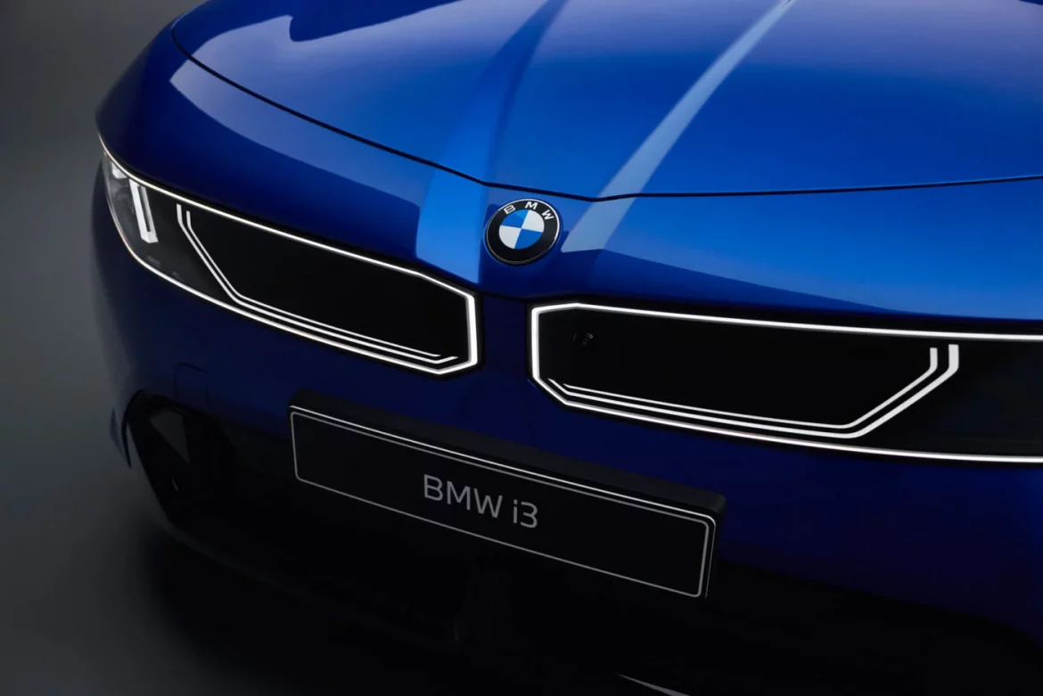 BMW verzichtet beim neuen 3er auf Dieselmotoren. Künftig gibt es Benziner und Hybridmodelle, während der neue BMW i3 den elektrischen Teil der Baureihe übernimmt.