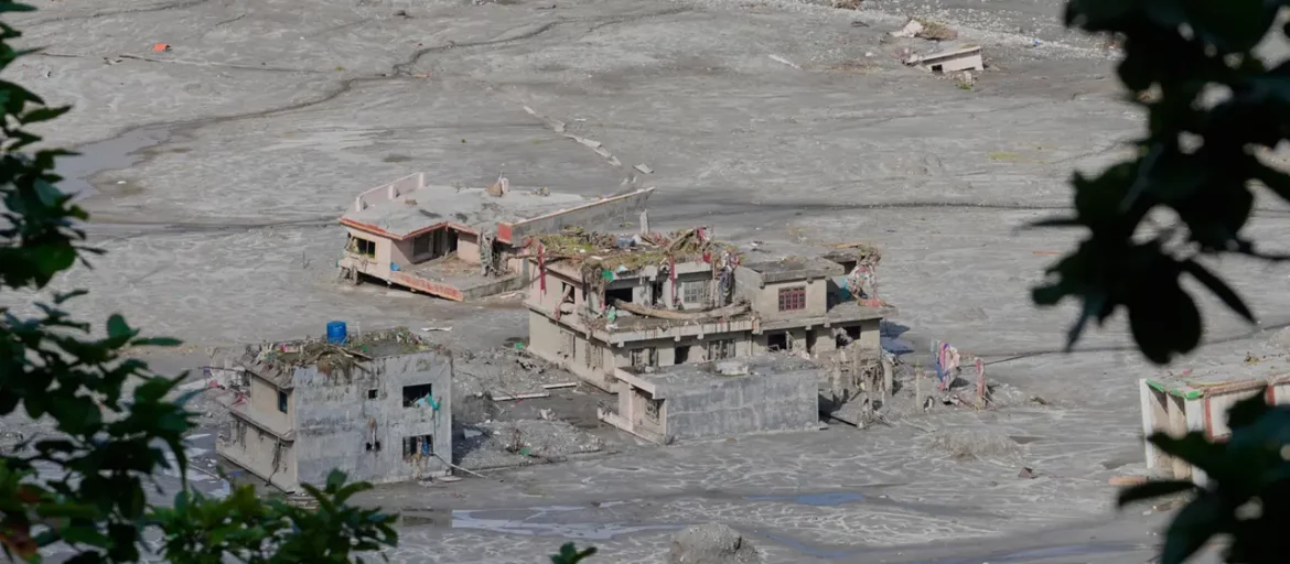 Studie zeigt, wie Erwärmung, Gletscherschmelze, tauender Permafrost und Wasseransammlungen den verheerenden Bergsturz im Himalaya verstärkten.