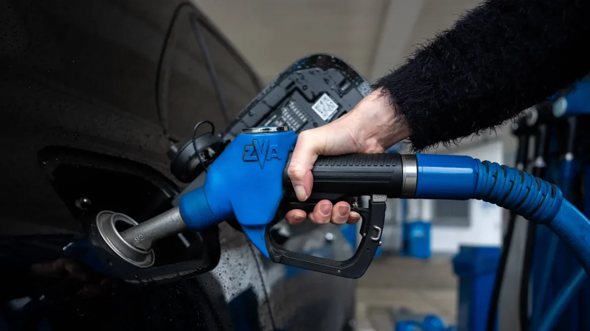 Deutschland senkt die Steuer auf Benzin und Diesel. Ab Oktober soll Sprit um rund 17 Cent günstiger werden, zudem ist ein Preisdeckel geplant.