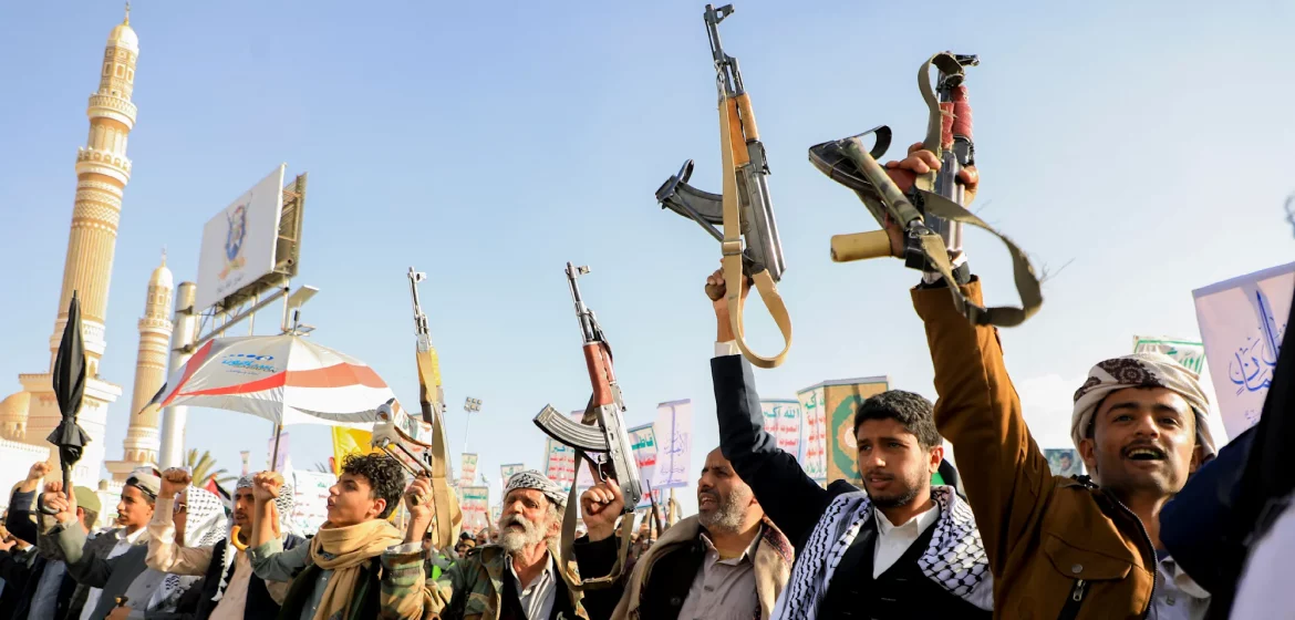 Die Huthi erhöhen den Druck am Bab al-Mandab. Ihre militärische Struktur erschwert Gegenmaßnahmen und birgt Risiken für Schifffahrt und Welthandel.