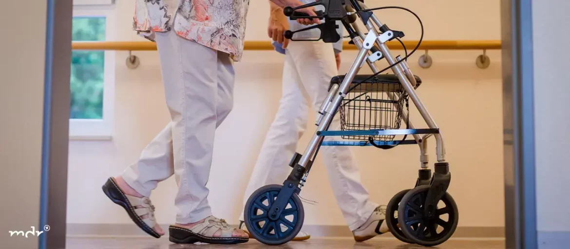Sachsen startet 2027 eine vergütete, 18-monatige Pflegeassistenzausbildung mit Praxiseinsätzen in Krankenhäusern und Pflegeeinrichtungen.