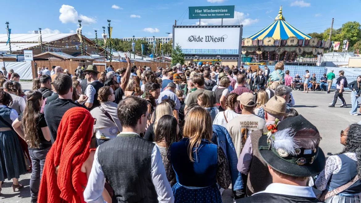 Das Oktoberfest 2026 ist in München gestartet. Alle Infos zu Bierpreisen, neuen Fahrgeschäften, Oider Wiesn, Trachtenumzug und Öffnungszeiten.