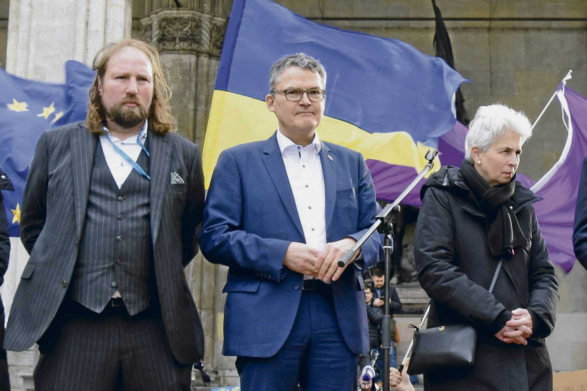 Der Aufstieg der AfD wird mit Ungleichheit, strengerer Migrationspolitik und einer Militarisierung verbunden, die auch etablierte Parteien vorantreiben.