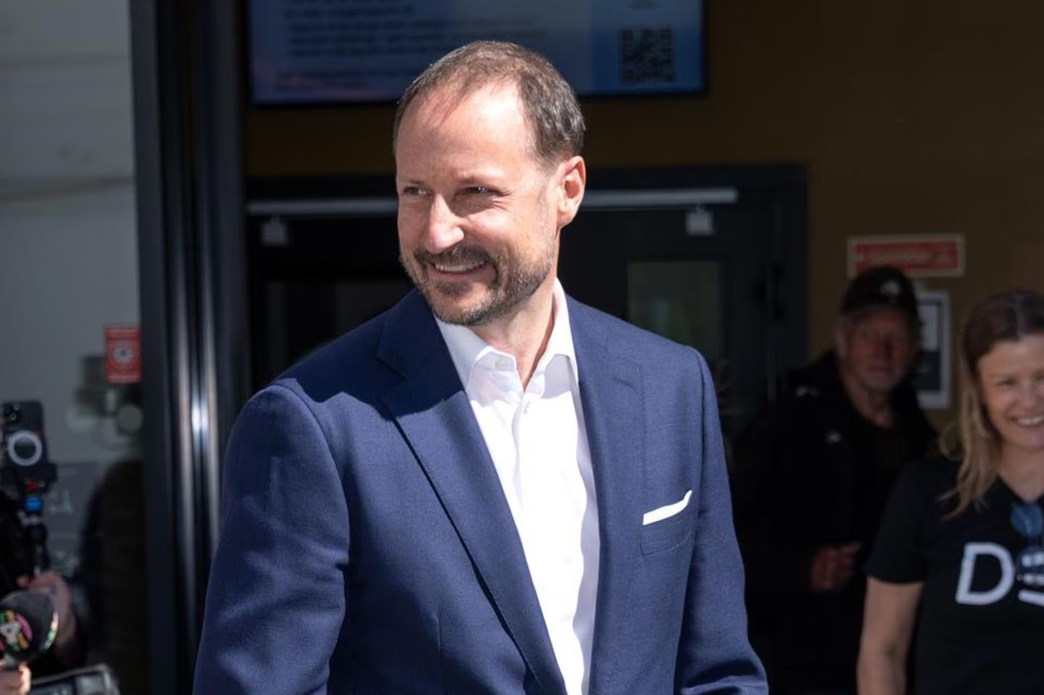 Norwegens König Haakon wurde beim Einkaufen in einem Kiwi-Supermarkt gesichtet. Der Monarch kaufte selbst Lebensmittel ein und sprach mit Kunden in Rødberg.