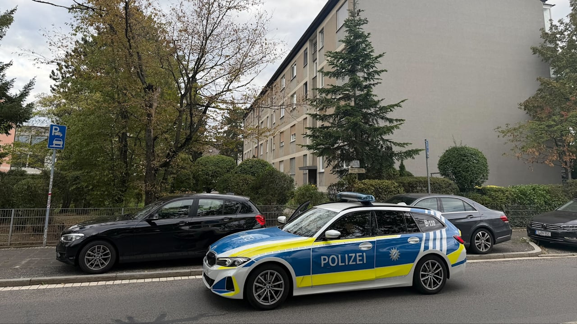 In Nürnberg wurde eine 45-jährige Frau mit Verletzungen tot in ihrer Wohnung gefunden. Die Polizei nahm ihren 20-jährigen Sohn fest und ermittelt.