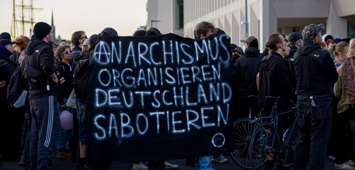 Rund 700 Menschen demonstrierten in Bremen vor dem Tag der Deutschen Einheit. Die Polizei verstärkte ihre Präsenz und begleitete den Protestzug.
