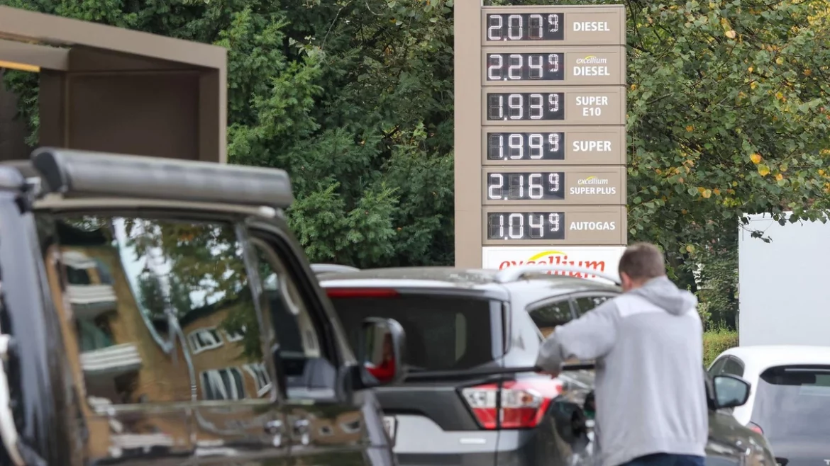NRW kritisiert die 12-Uhr-Regel an Tankstellen. Warum die Kontrolle der Spritpreise als bürokratisch gilt und welche Folgen Autofahrer spüren.