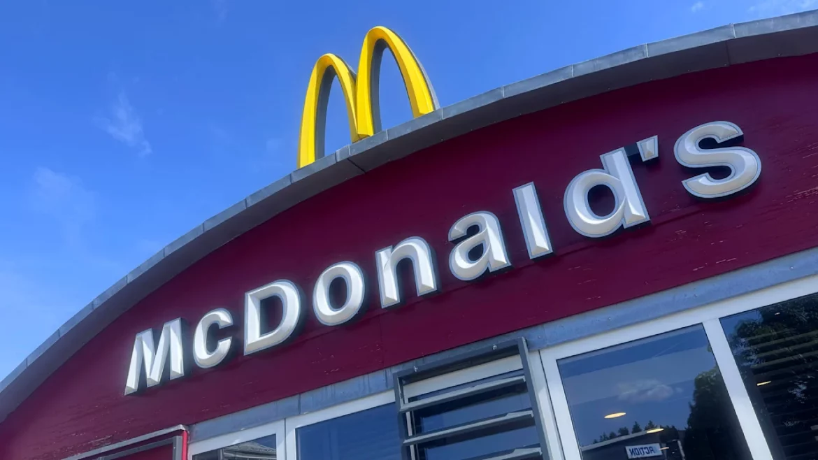 McDonald's streicht den McRib am 27. Oktober 2026 nach 37 Jahren aus dem deutschen Sortiment. Was hinter dem Aus steckt und welcher Burger ihn ersetzt.