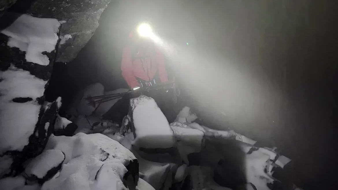 Zwei 18-jährige Deutsche verirren sich in Tirol und überleben eine Nacht bei minus 7 Grad. Am Morgen werden sie von Bergrettern gefunden und ausgeflogen.
