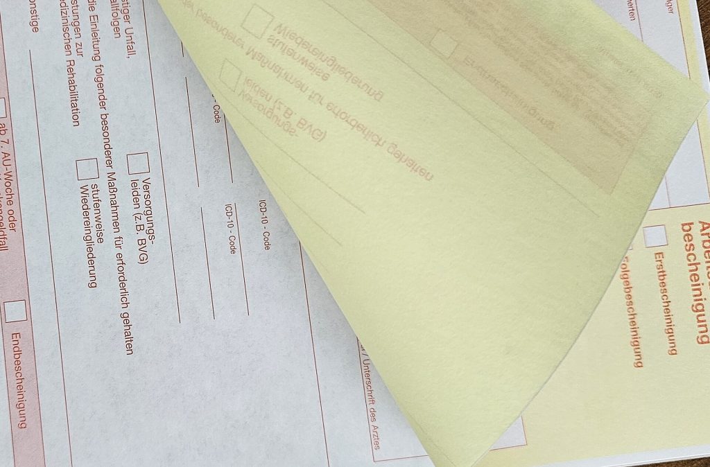 Formular einer Arbeitsunfähigkeitsbescheinigung auf Durchschreibepapier
