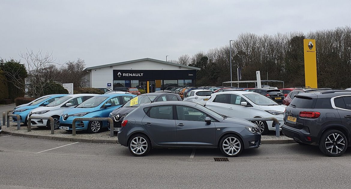 Renault-Autohaus mit Neuwagen auf dem Verkaufsgelände