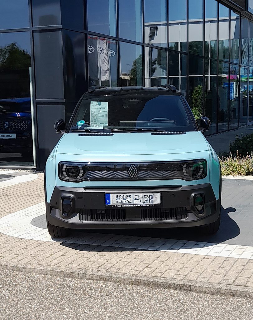 Elektroauto Renault 4 E-Tech vor einem Autohaus