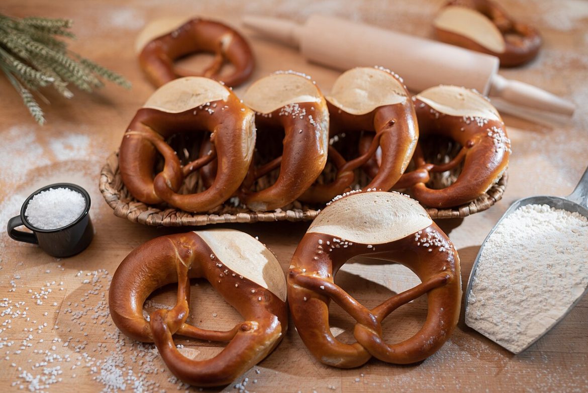 Frisch gebackene Laugenbrezel aus einer Bäckerei