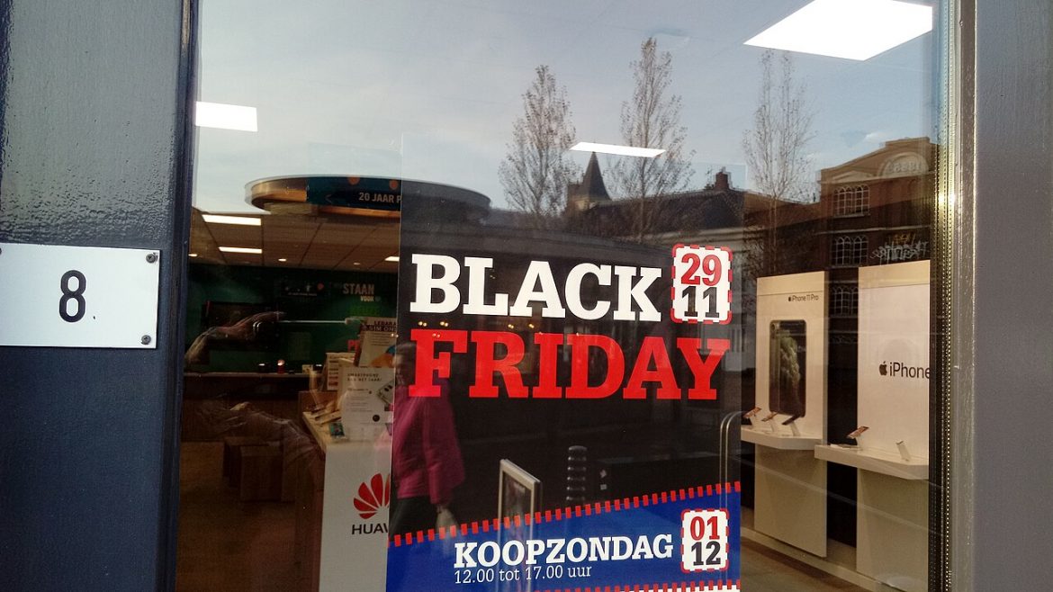 Black-Friday-Plakat im Schaufenster eines Elektronikhändlers