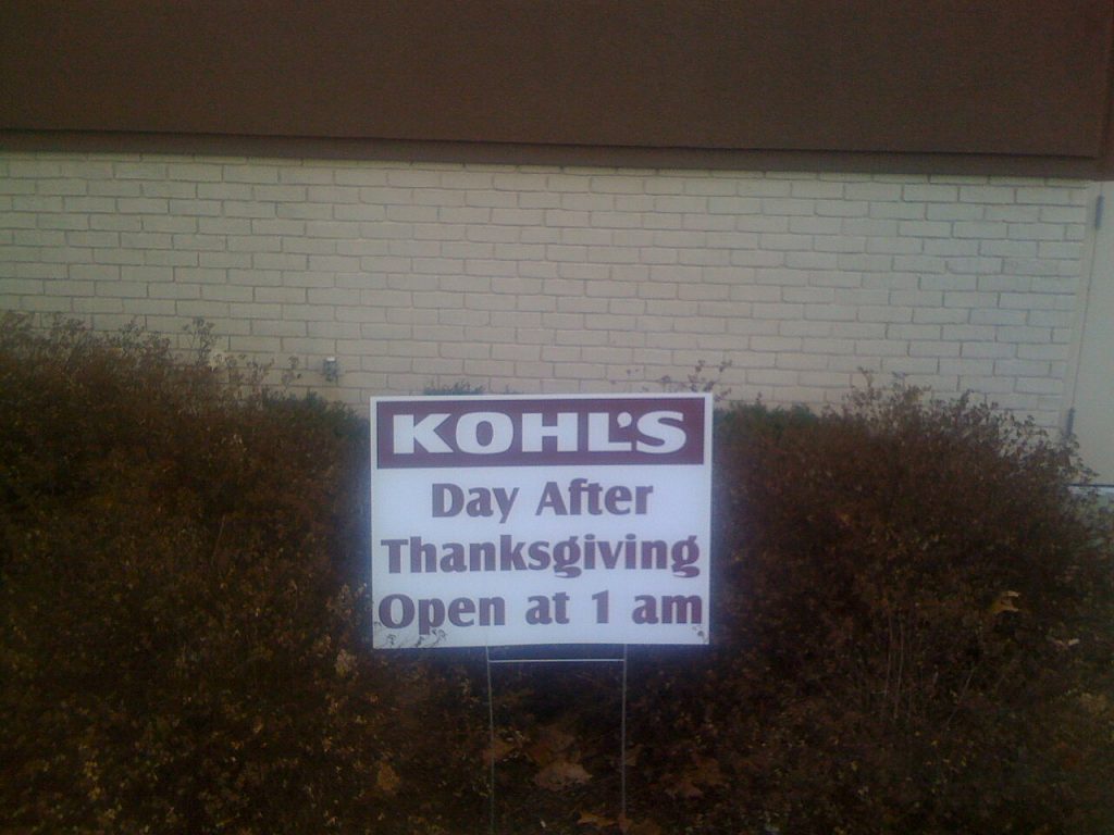 Schild mit Sonderöffnungszeiten zum Black Friday vor einem Kaufhaus