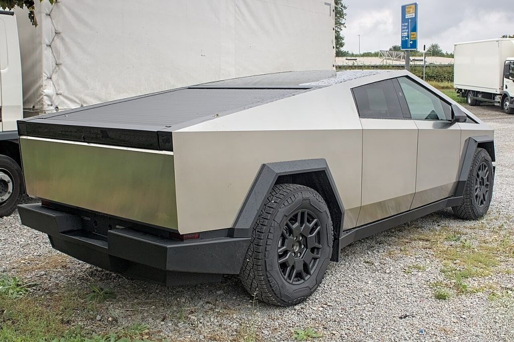 Tesla Cybertruck Foundation Series auf einem Parkplatz in Stuttgart-Vaihingen