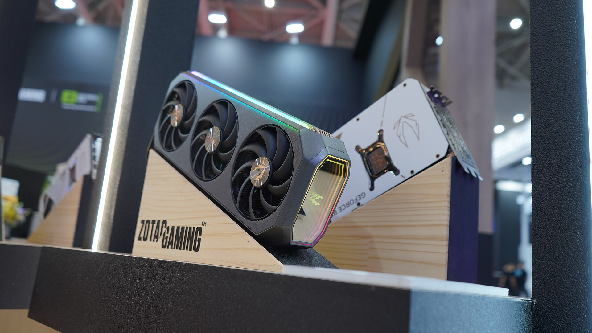 Grafikkarte der GeForce-RTX-50-Serie eines Boardpartners auf einer Messe