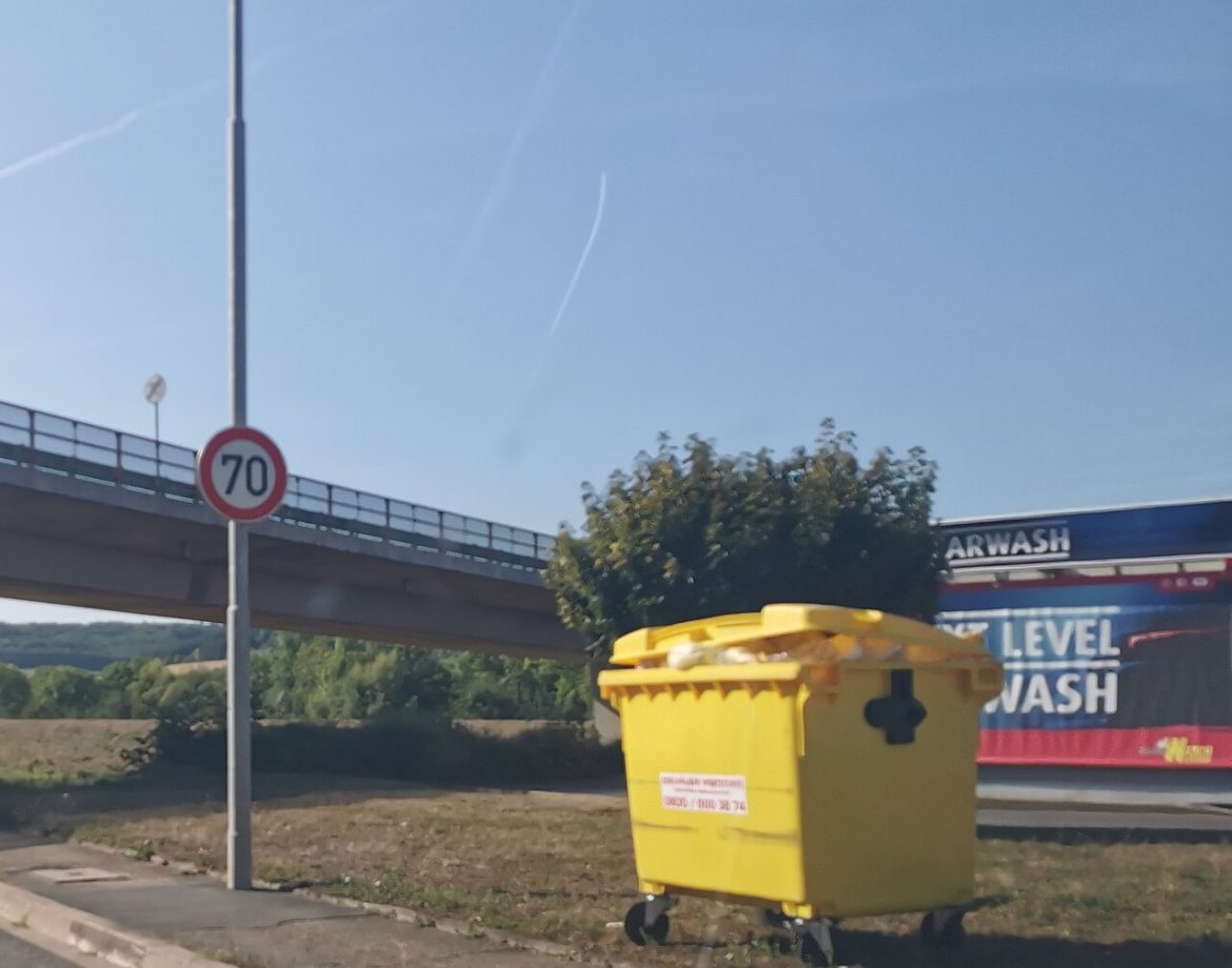 Gelber Container für Leichtverpackungen am Straßenrand