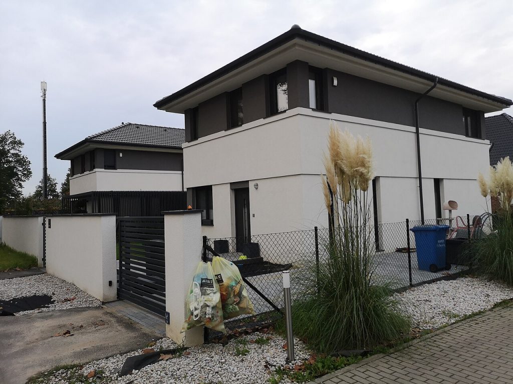 Gelbe Säcke zur Abholung vor einem Wohnhaus