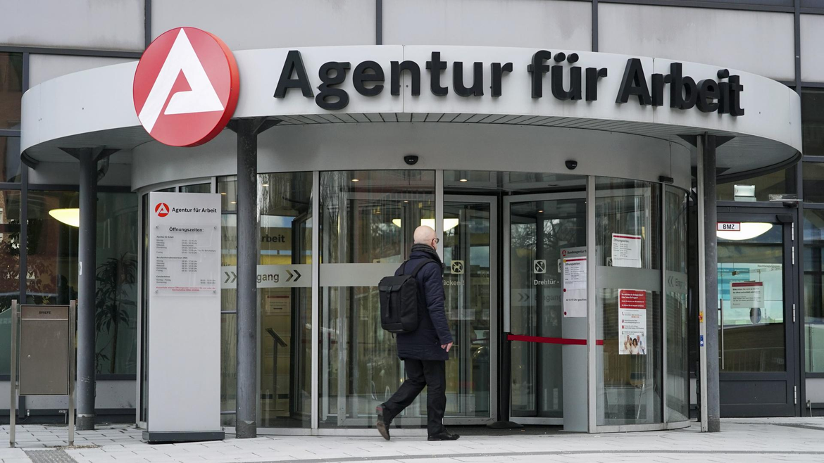 Die Arbeitslosigkeit in Deutschland ist im September 2026 leicht gesunken. Die Zahl liegt unter drei Millionen, doch Unternehmen stellen weiterhin zurückhaltend ein.