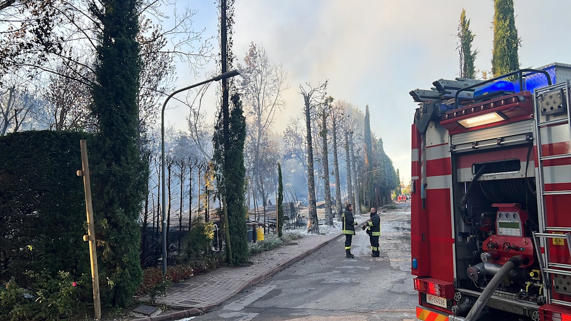 Großbrand auf dem Campingplatz Bella Italia am Gardasee: Mindestens 24 Menschen wurden verletzt, rund 20 Mobilheime durch das Feuer zerstört.