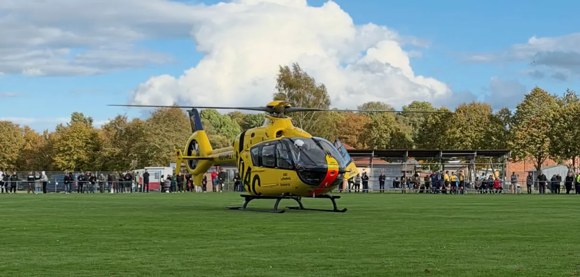 Fußballdrama in Brandenburg: Torwart Sebastian Schott erleidet eine schwere Kopfverletzung. Ein Rettungshubschrauber bringt ihn in eine Berliner Klinik.