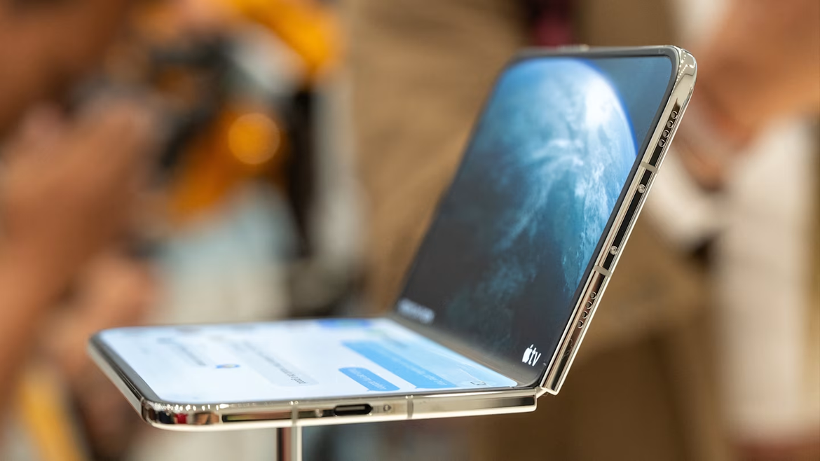 Apples faltbares iPhone Duo für 1.999 Dollar ist nach wenigen Stunden ausverkauft. Neue Bestellungen werden voraussichtlich erst im Januar 2027 geliefert.