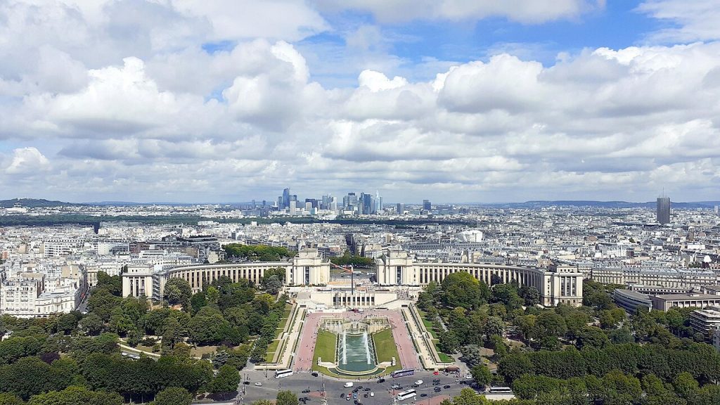 Blick vom Eiffelturm auf das Pariser Geschäftsviertel La Défense