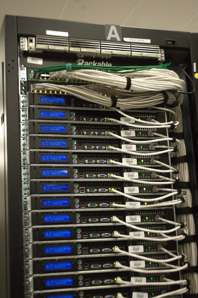 Rückseite eines Server-Racks mit Netzwerkkabeln in einem Rechenzentrum
