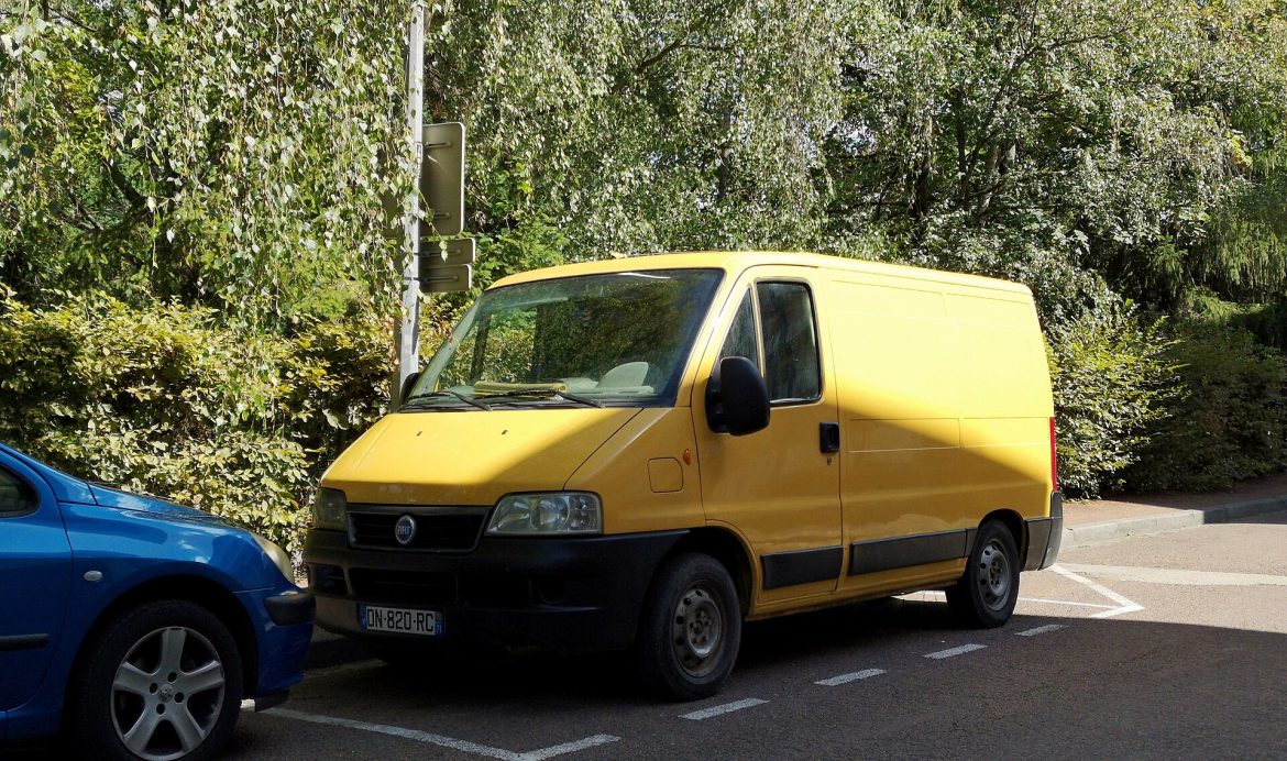 Weißer Fiat Ducato Kastenwagen am Straßenrand