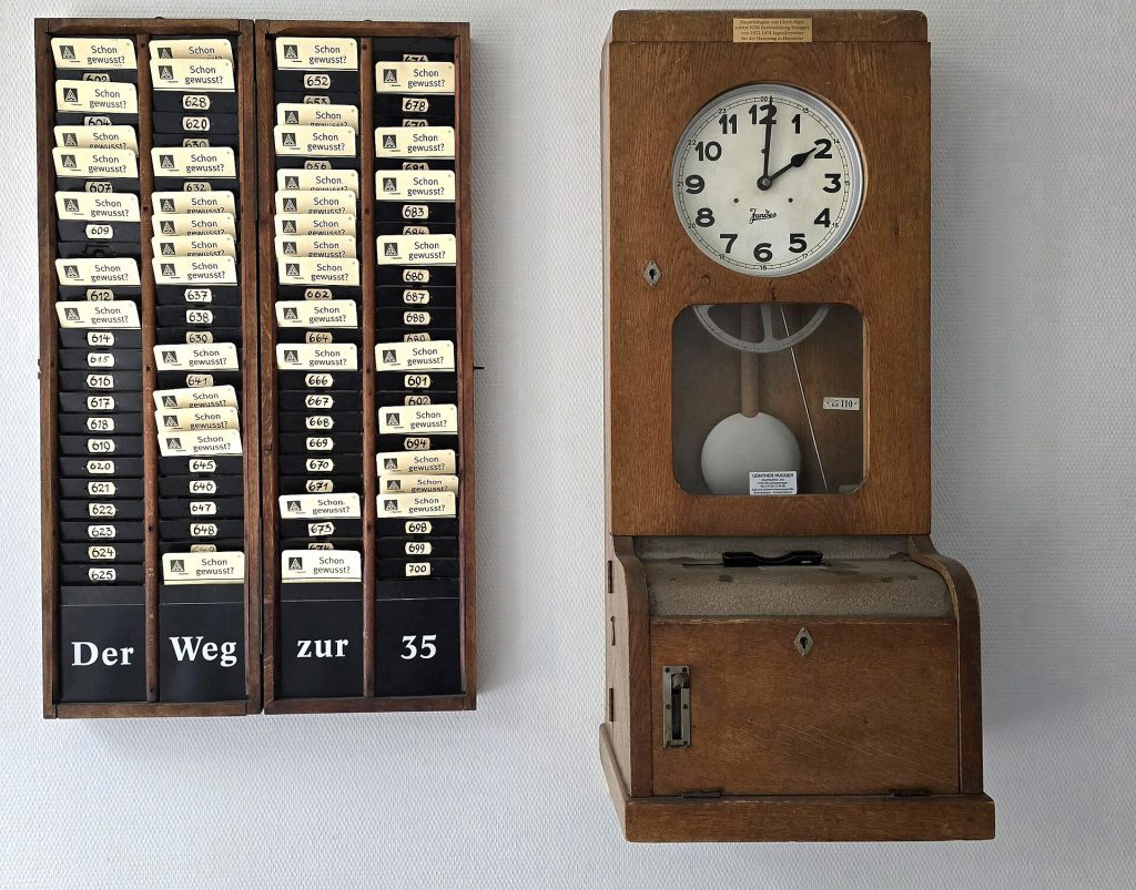 Historische Stempeluhr zur Arbeitszeiterfassung im Gewerkschaftshaus in Hannover