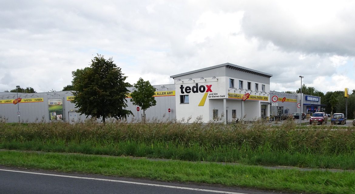 Tedox-Markt in Wilhelmshaven mit Parkplatz und Firmenschild