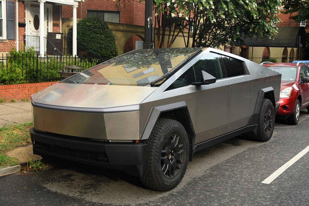 Tesla Cybertruck mit Edelstahlkarosserie in der Seitenansicht