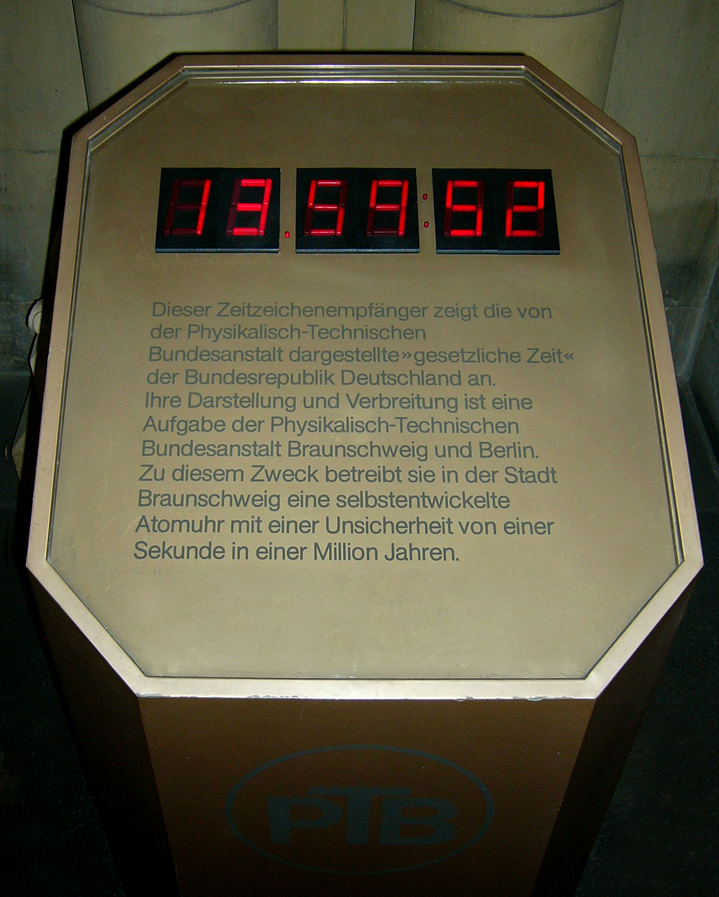 Digitale Uhrzeitanzeige nach der Atomuhr der PTB im Braunschweiger Rathaus