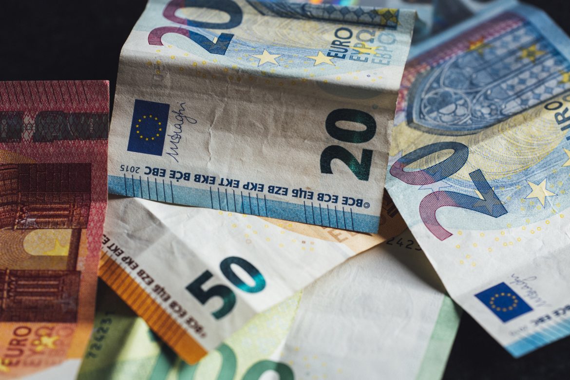 Euro-Banknoten als Symbol für das Weihnachtsgeld 2026