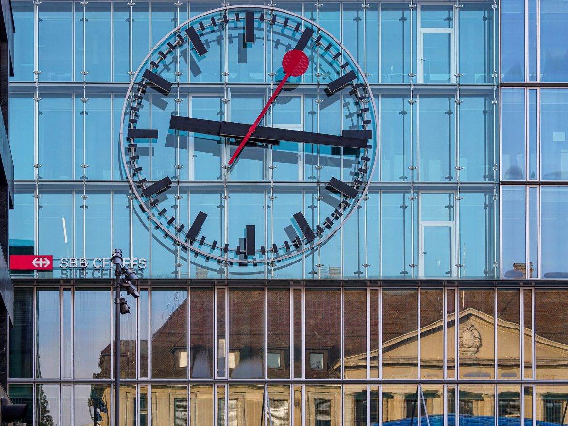 Große Bahnhofsuhr am Bahnhof Aarau – Symbolbild zur Zeitumstellung